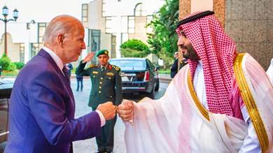 ولي العهد السعودي محمد بن سلمان يصافح الرئيس الأمريكي جو بايدن بقبضة اليد في قصر السلام في جدة

